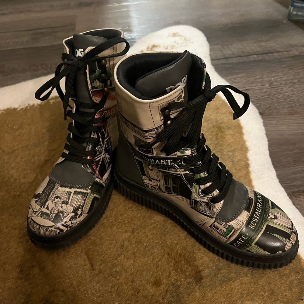 Women’s fashion warm winter boots.